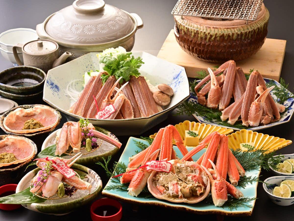 Mikaku no Oyado Yamadaya with a crab feast with hot pot and colorful side dishes.