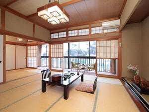 Riverside Inn Hekisuisou with a spacious tatami room with balcony windows facing the river.