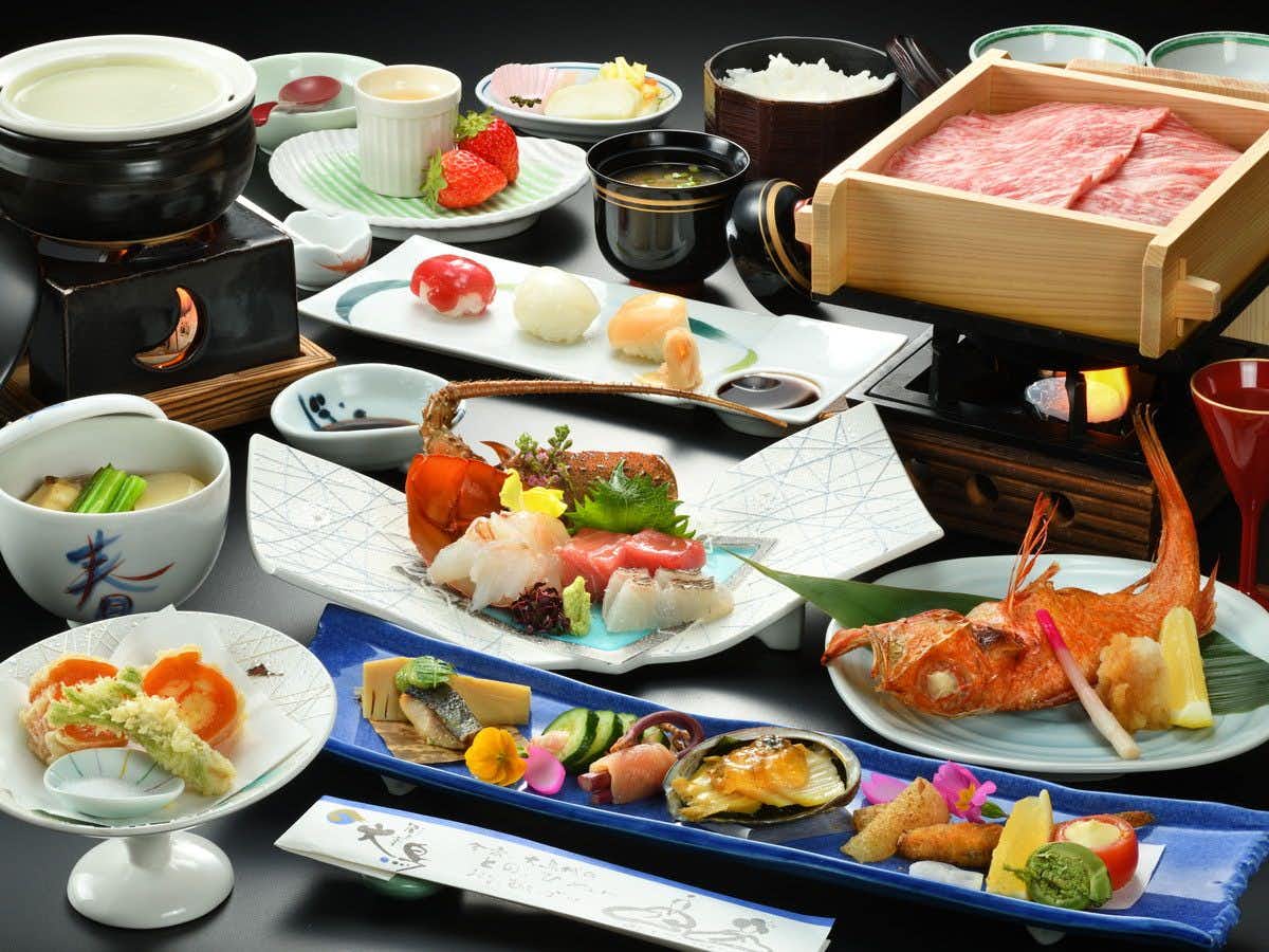 Iizaka Onsen Surikamitei Ootori with a Japanese dinner centered on simmered vegetables and colorful seasonal dishes.