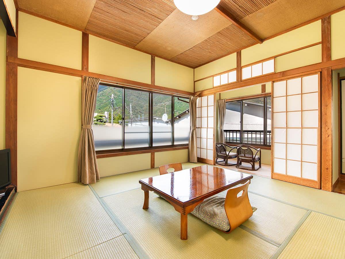 Hakone Ohiradai Onsen Yunohana with a calm tatami room with low table and window seating.