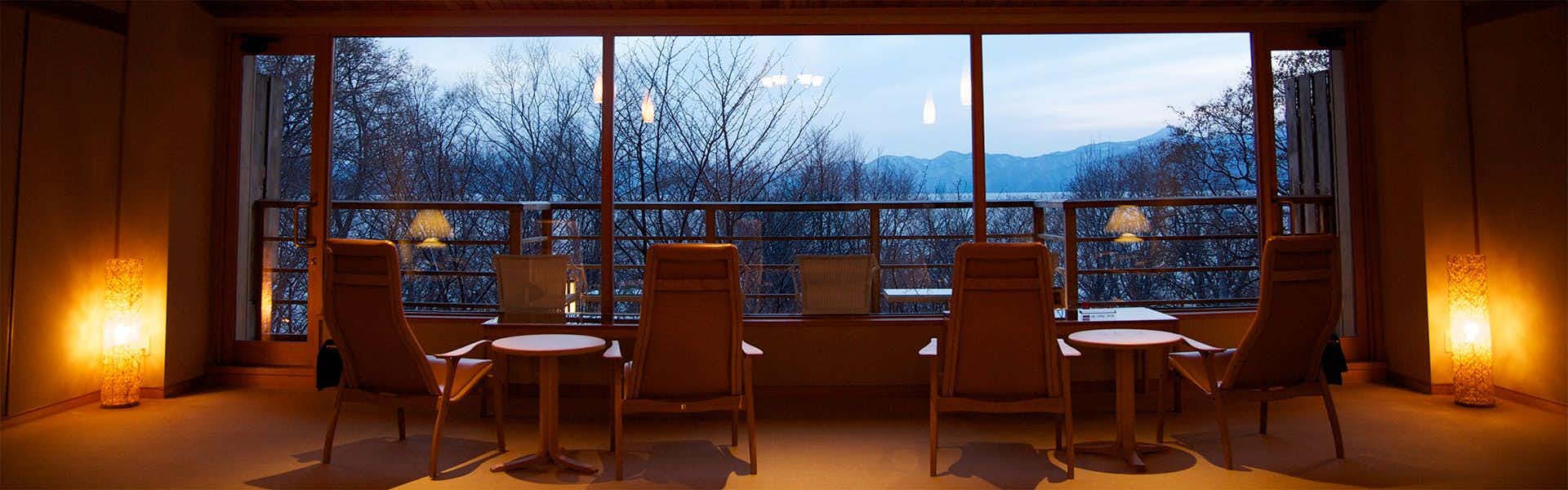 Shikotsuko Daiichi Hotel Suizantei relaxation lounge with chairs facing a lake and mountain view