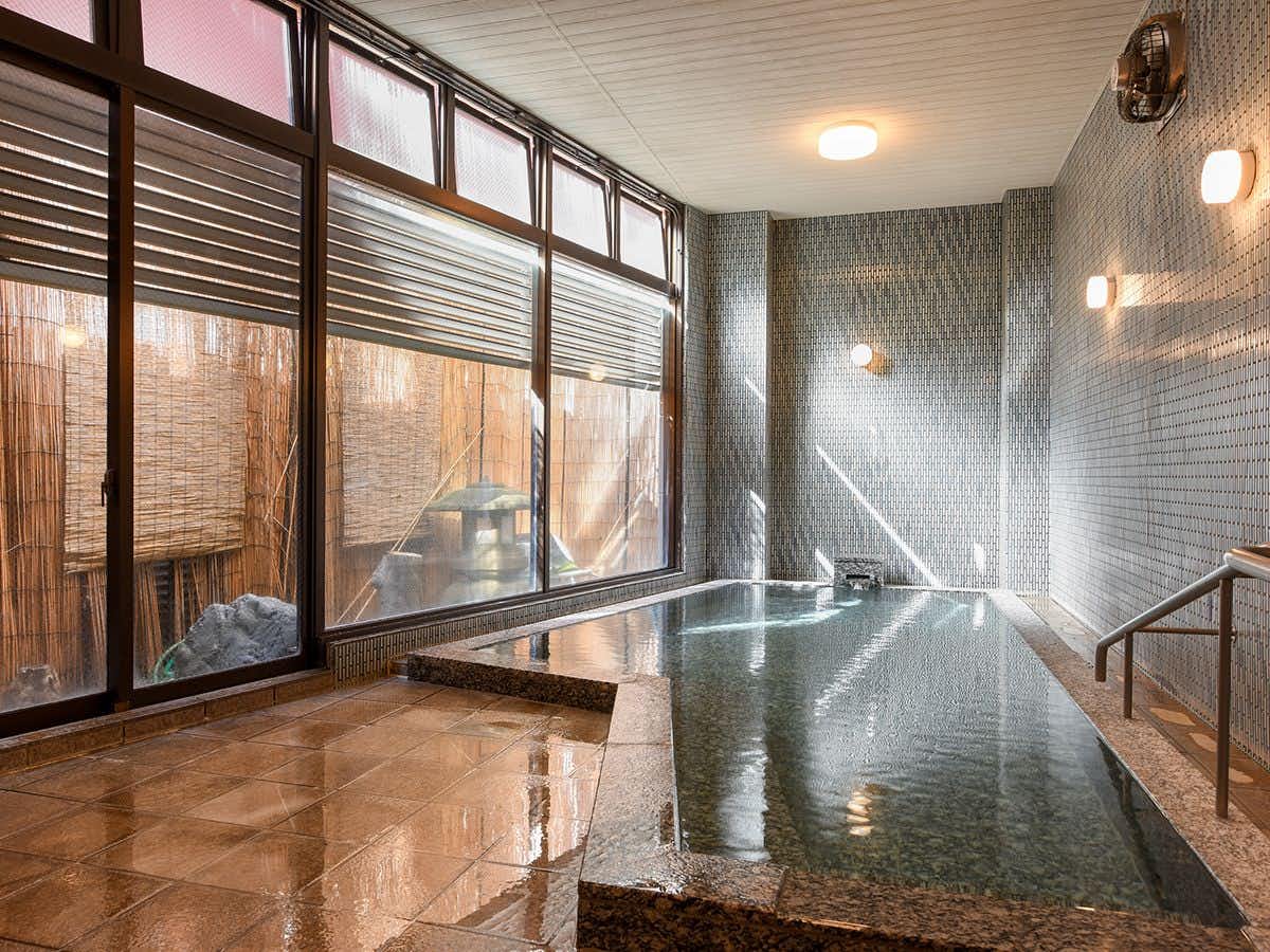 Fukuritei Ogawaya with this scene, where a long indoor bath runs beneath windows looking into a small courtyard.