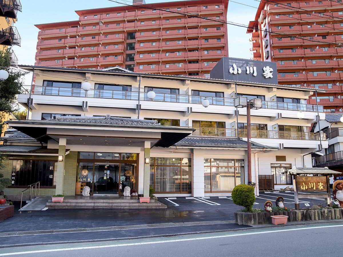 Fukuritei Ogawaya with this scene, where its broad entrance faces the street beneath the inn's sign.