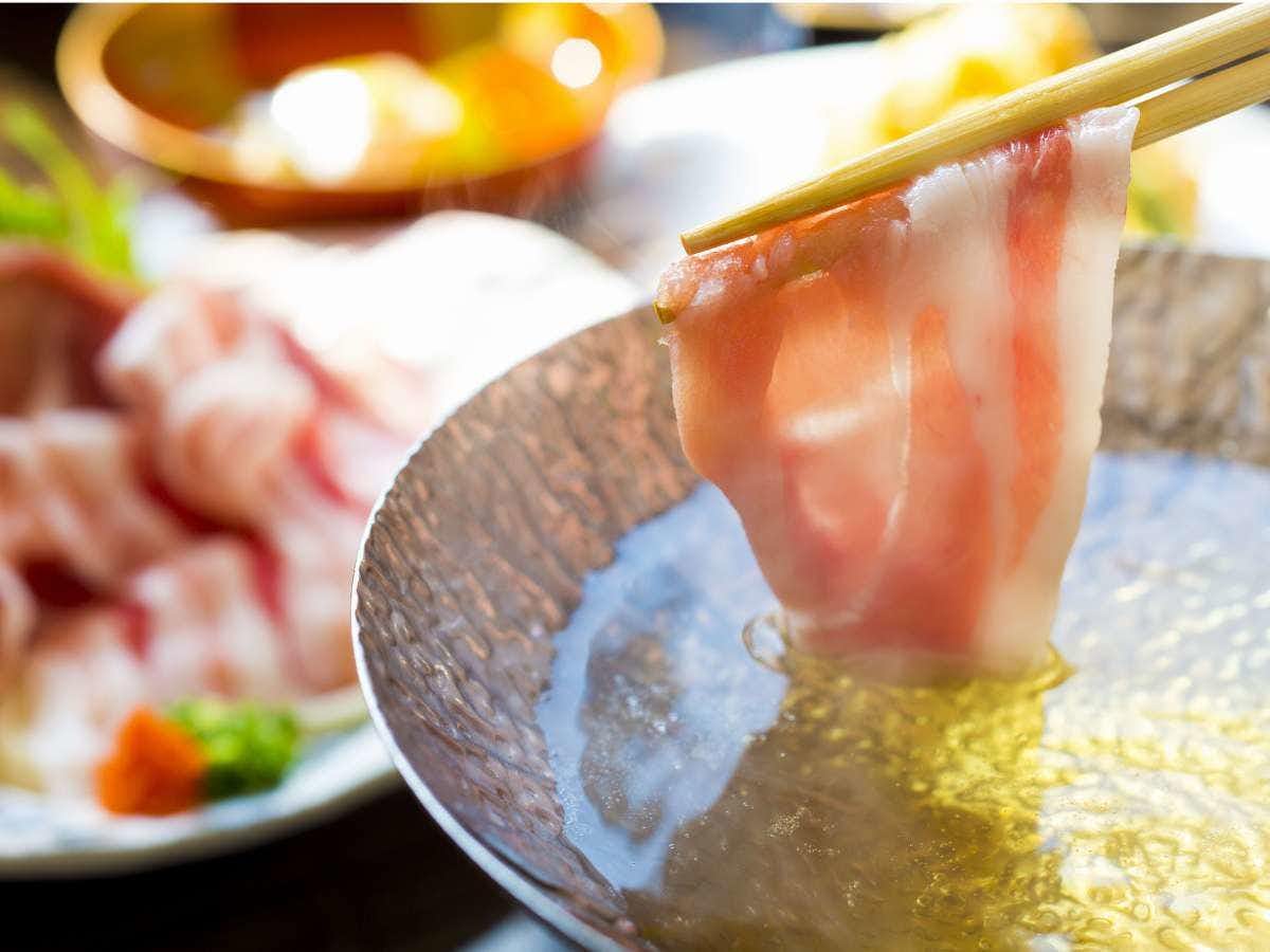 Ideyu no Yado Kirishima Hanamurasaki with thinly sliced pork cooking inside a clear broth.