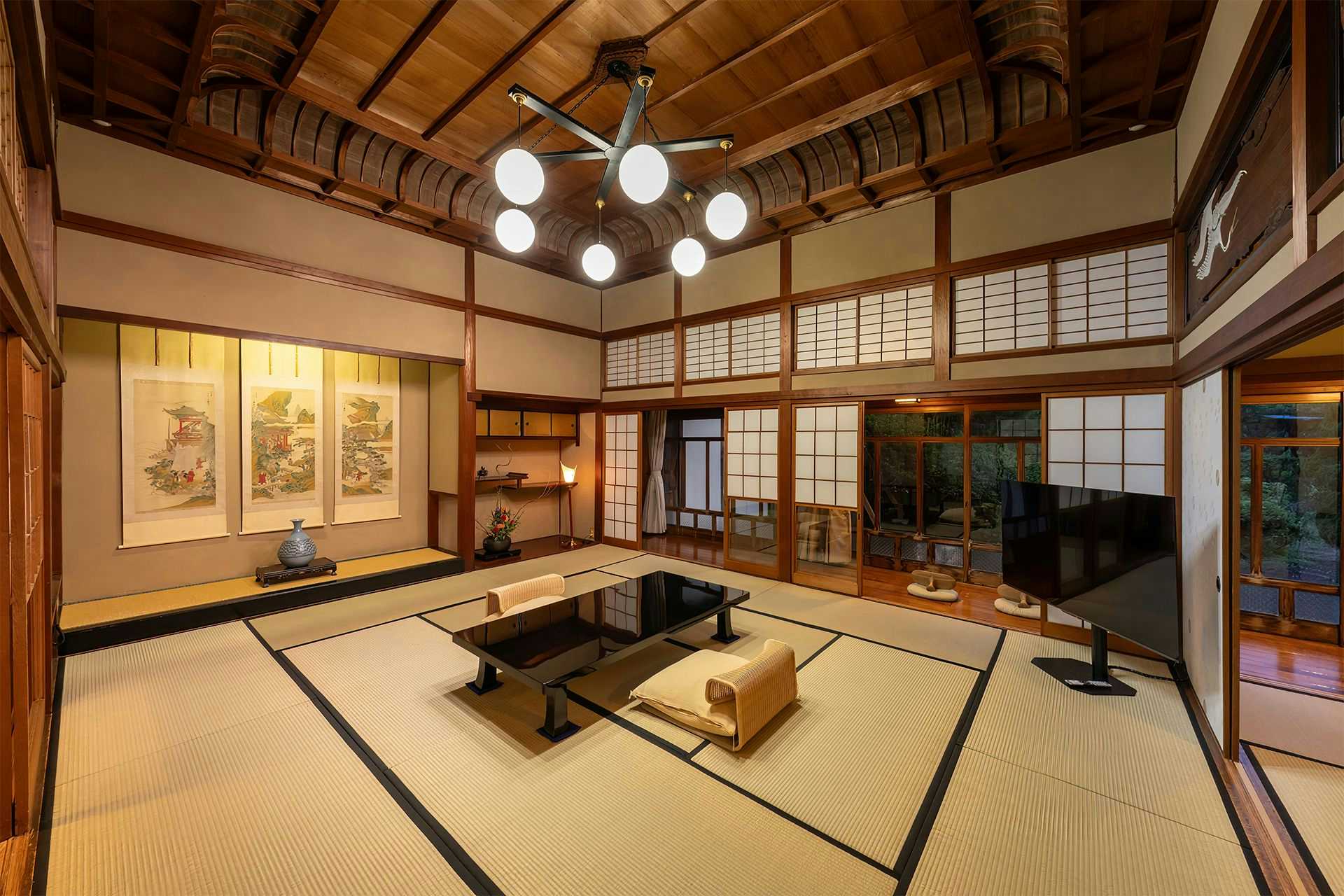 Wataya Besso with a spacious ceremonial tatami hall beneath a sculptural chandelier.