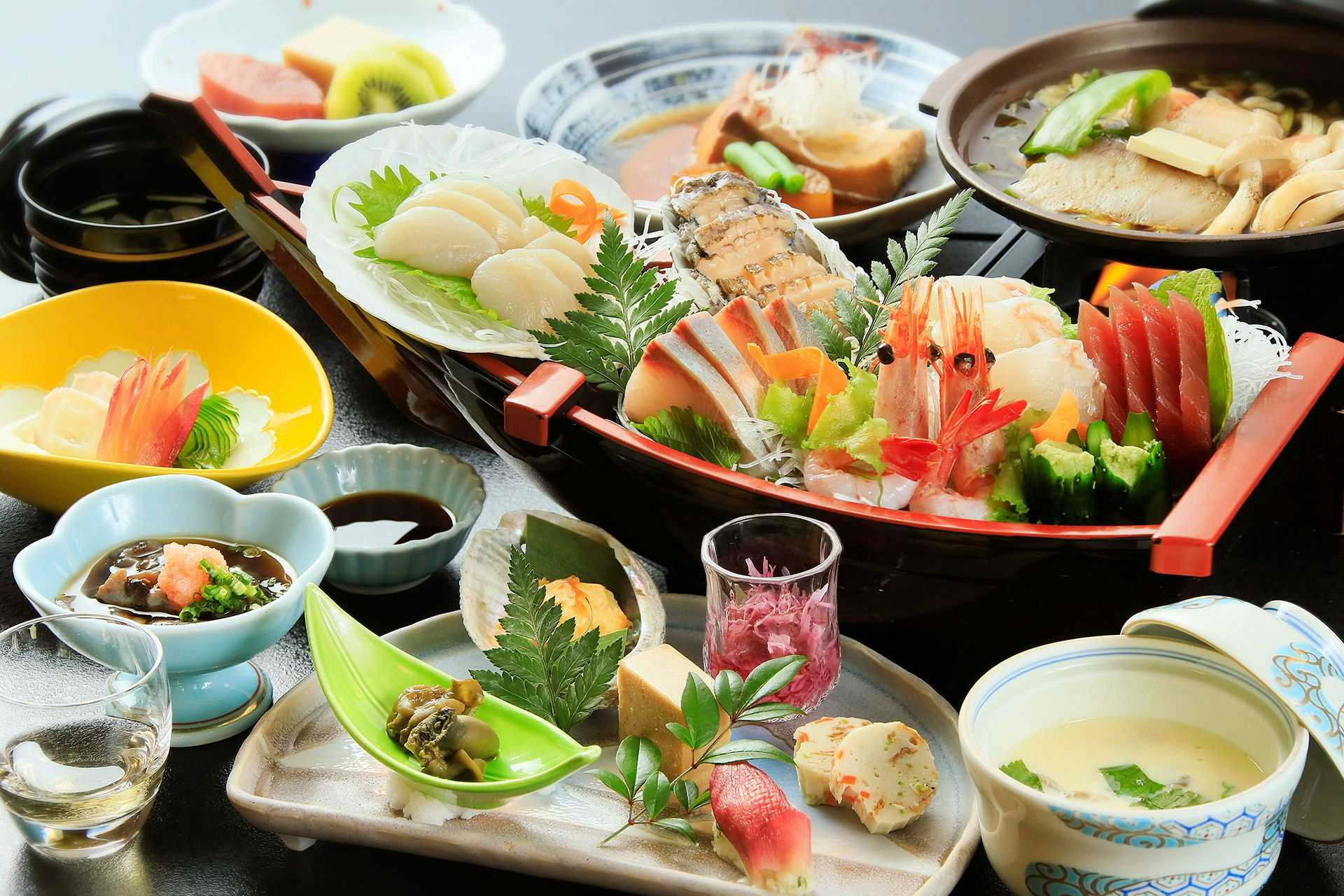 Hamabe no Ryori Yado Houraikan with a seafood dinner centered on bright sashimi platters.