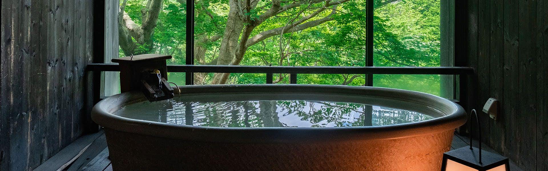 Nagomino no Yado Hanagokoro round bath beside broad windows filled with green trees