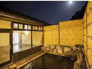 Oshu Hiraizumi Onsen Soba-an Shizukatei with a stone-edged tub, bamboo screen, and dark exterior wall