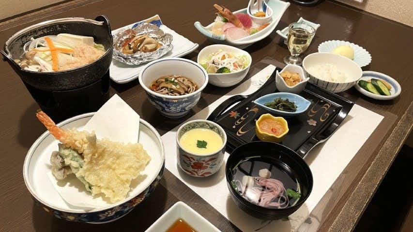 Jozankei Onsen Yukyu no yado Shiraito with a Japanese dinner arranged with tempura and seasonal dishes.