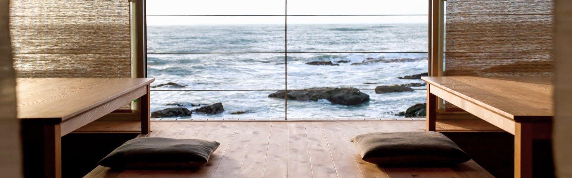 Satoumitei Kinparo Main Residence with an ocean-facing alcove with low benches and floor cushions.