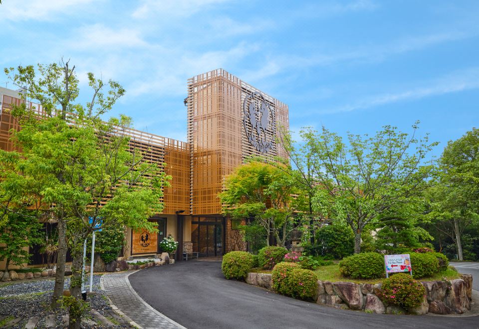 The ryokan driveway and entrance framed by trees.