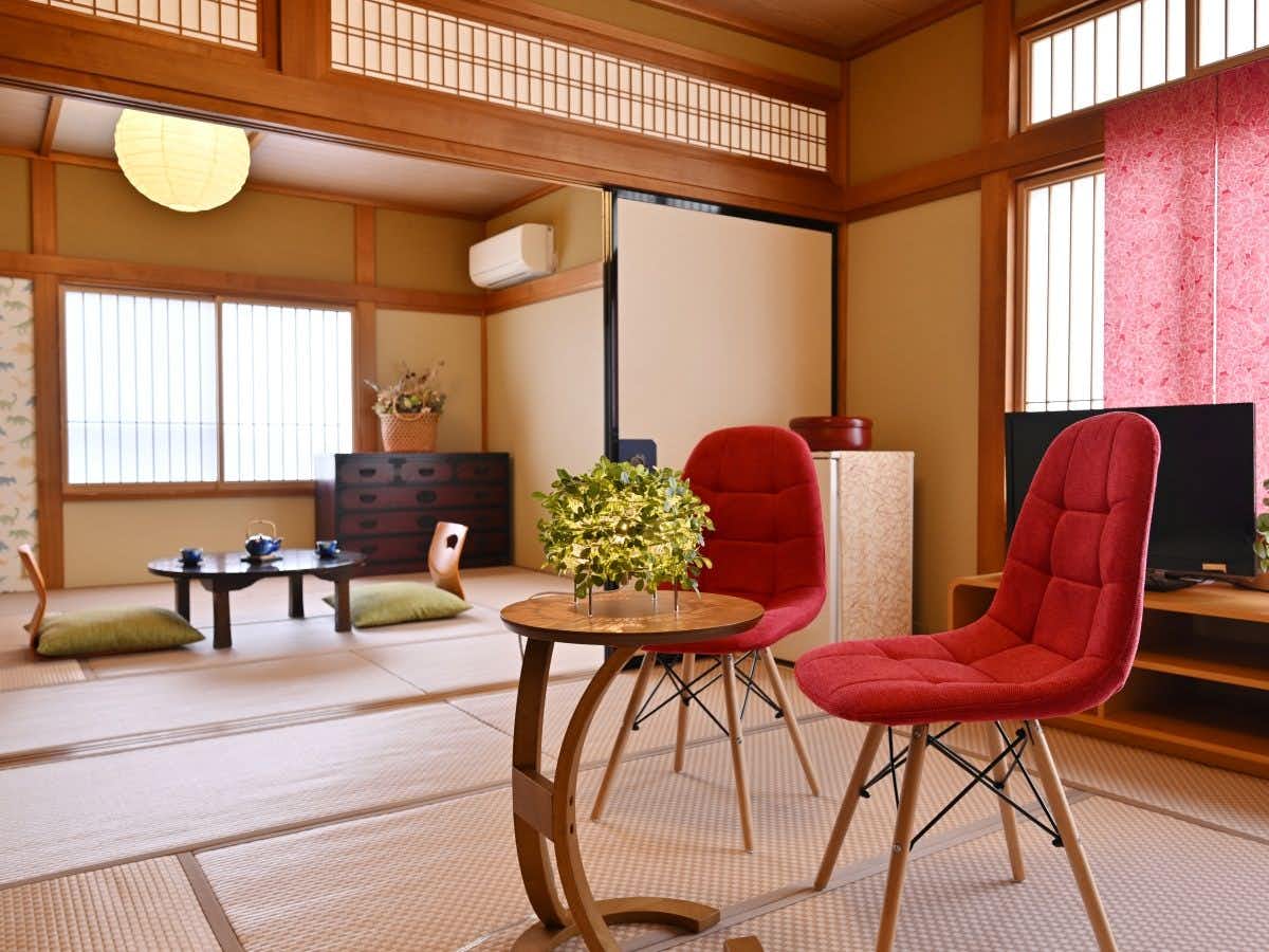 Echizen Crab, Hokuriku Seafood, and Private Bath - Sakana Asobi no Yado Yamachou with a tatami lounge with two red chairs.