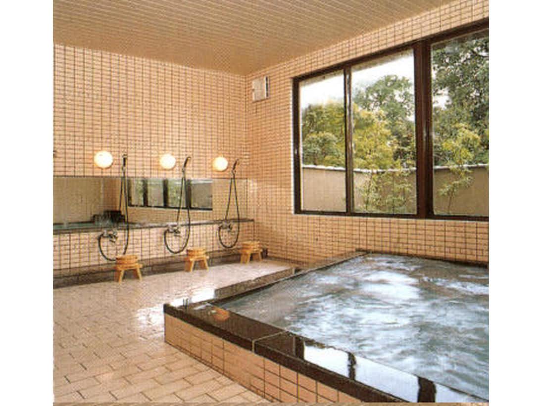 Yanagawa Shirayagisou with an indoor tiled bath with broad windows facing greenery.