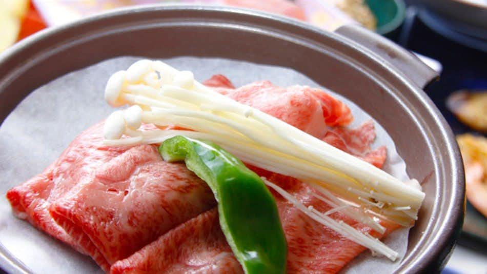 Kikuchi Onsen Houraikan <Kumamoto Prefecture> with thinly sliced marbled beef arranged for tabletop cooking.