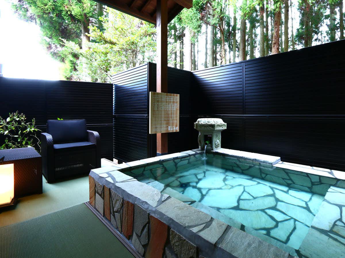 Hirayama Onsen Uedaya small rectangular outdoor bath with stone tiles and black screens