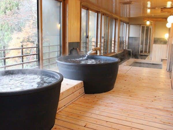Hida Takayama Futari Shizuka Hakuun with two round soaking tubs set on a pale timber terrace.