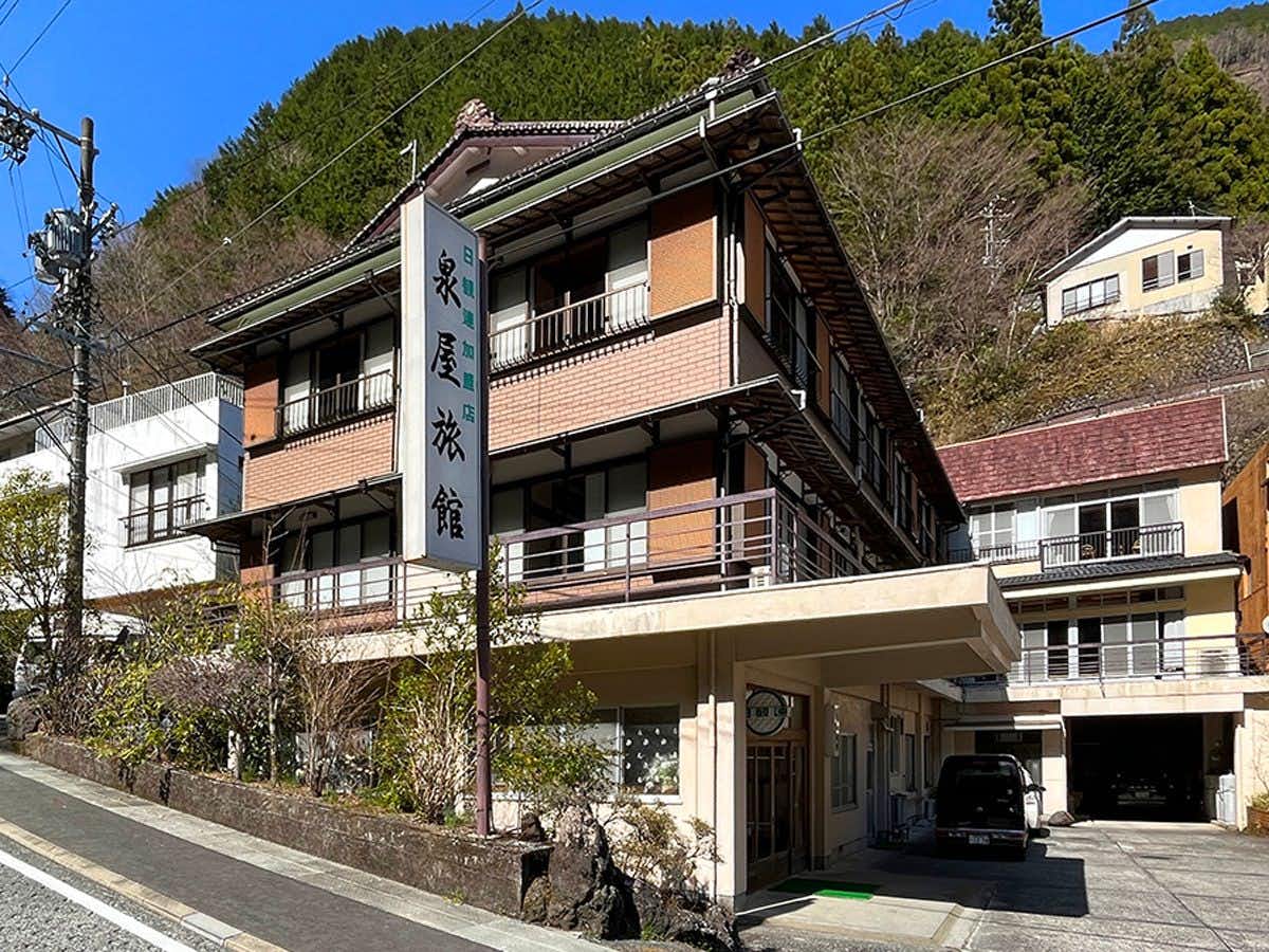 Umegashima Onsen Izumiya Ryokan with the traditional mountainside inn beside a quiet road.