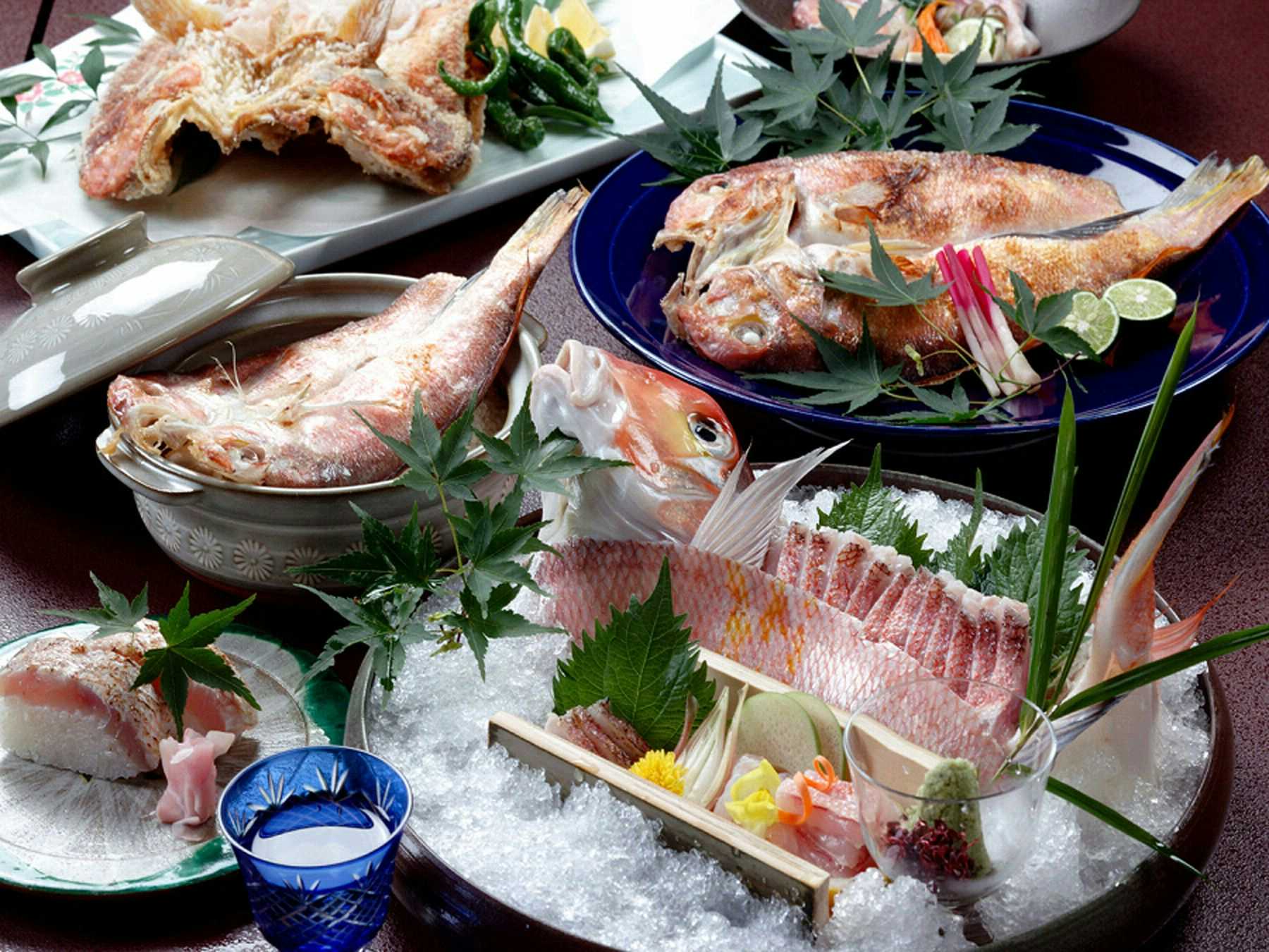 Shikisai no Yado Hanatsubaki with fresh seafood arranged across large decorative platters.