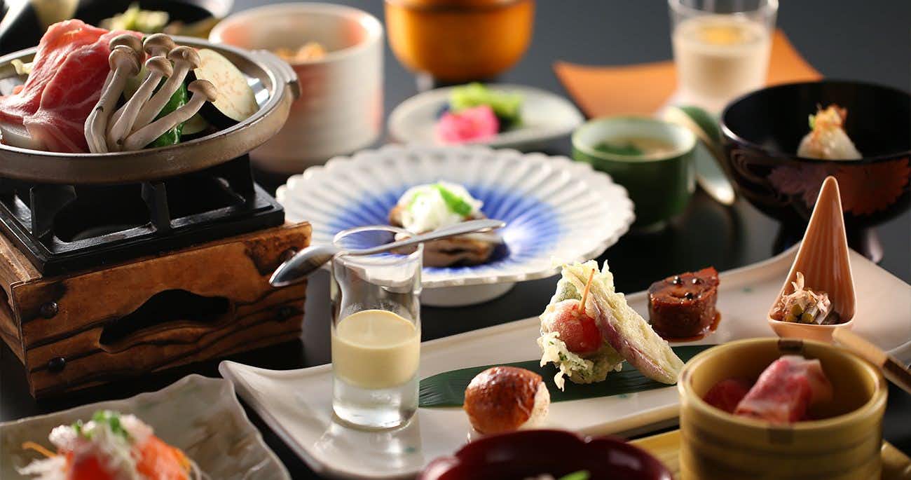 Kisokoma no Yu Onsen - Nukomori no Yado Komano-yu meal spread arranged across plates, bowls and a tabletop grill