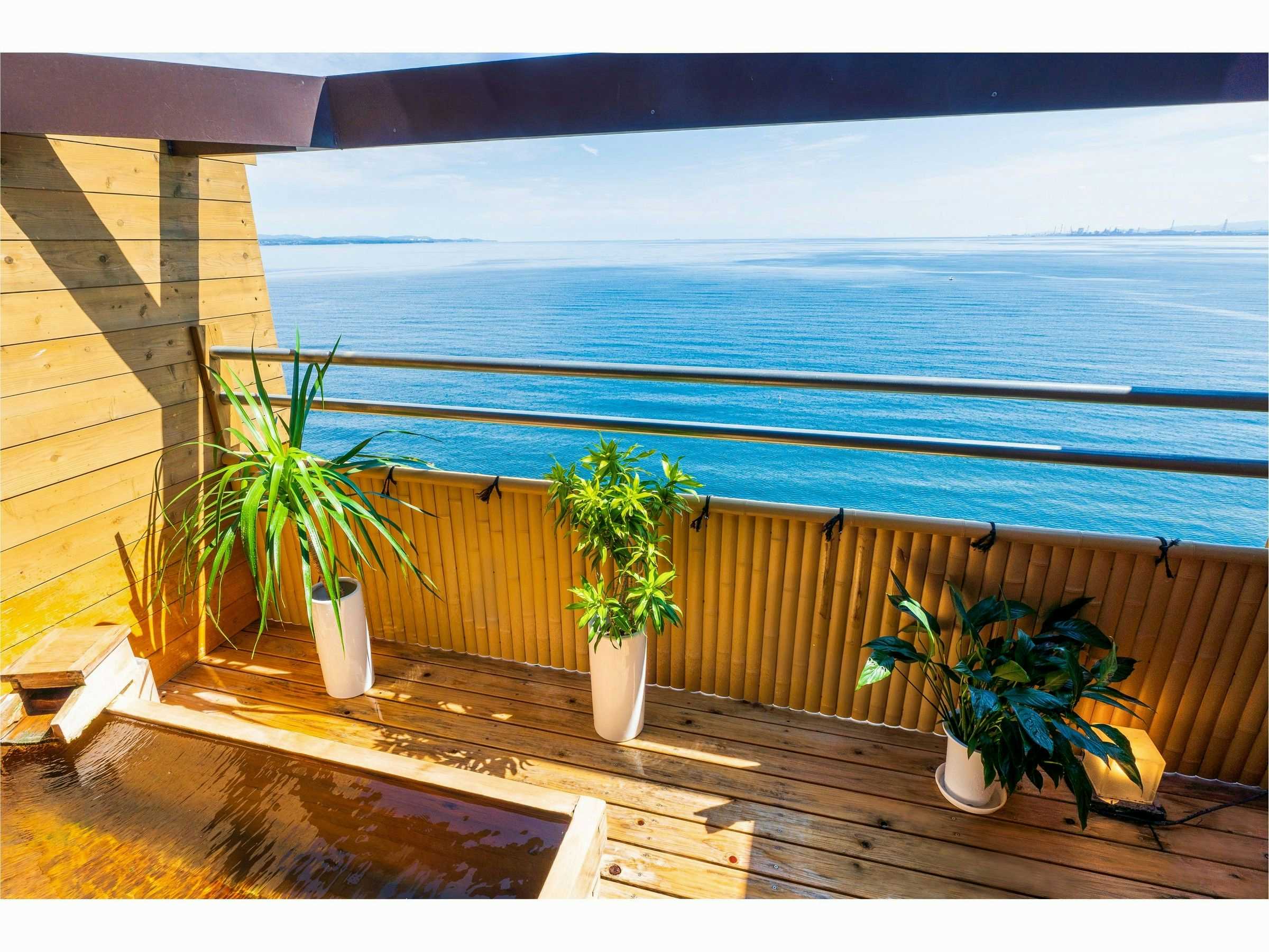Tenku Yubo Seikaiso with an indoor soaking tub overlooking the open blue sea.