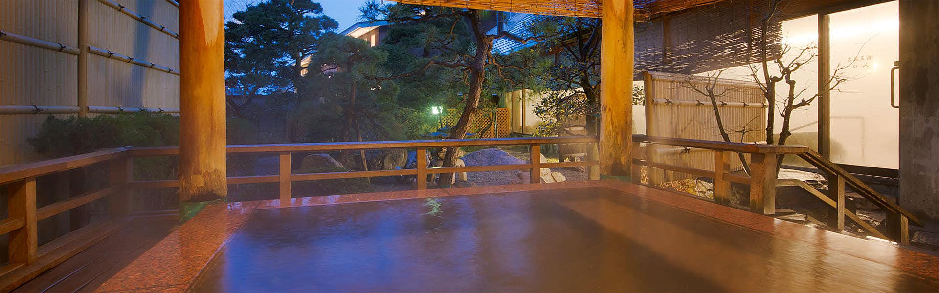 Ikoi-tei Kikuman with an open-air mineral bath overlooking the garden.