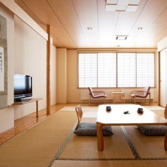 Noboribetsu Karurus Onsen Yumoto Orofureso with a spacious tatami room with a low table and broad windows.