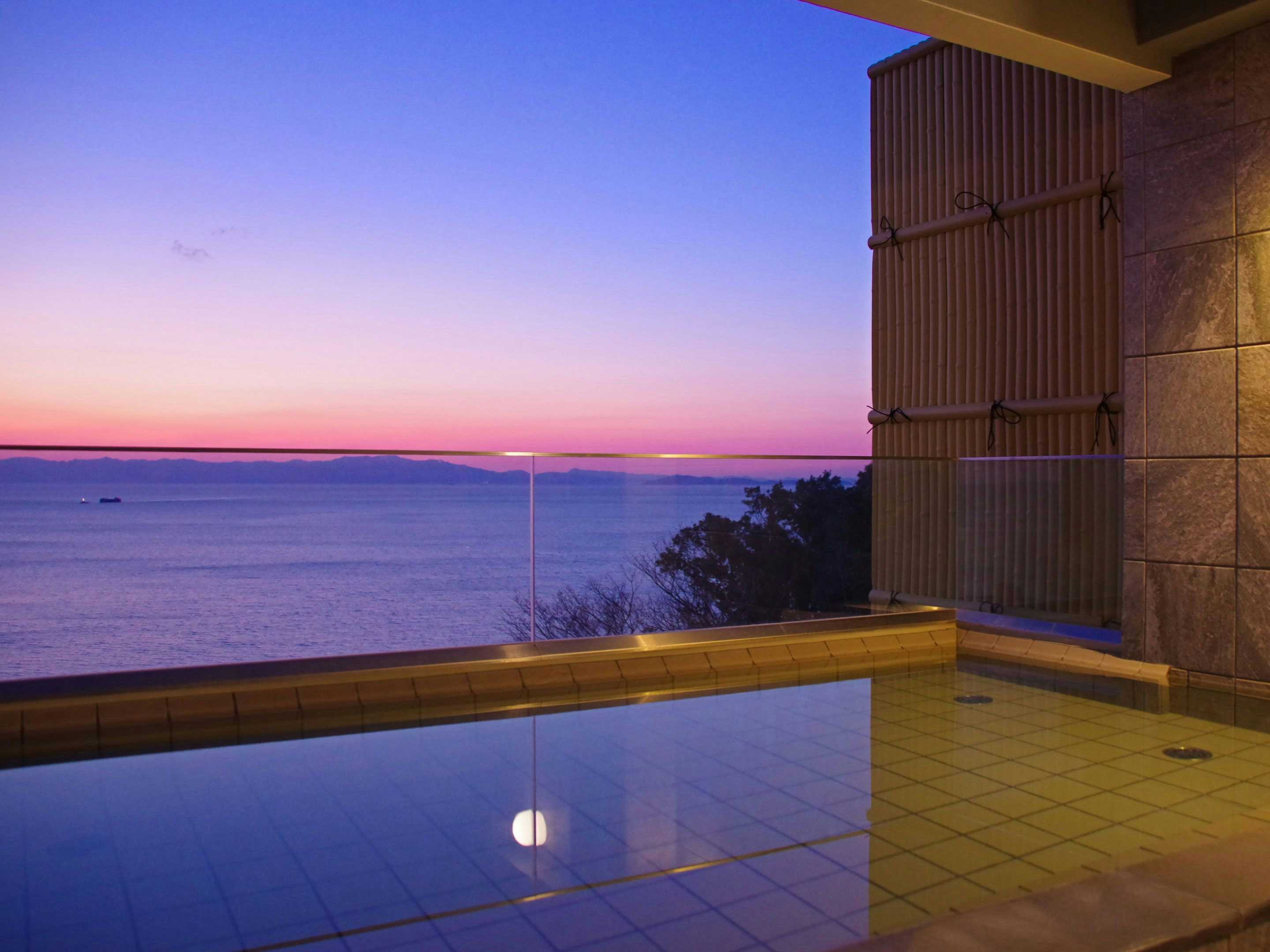 An ocean-view bath reflecting the colors of sunset.