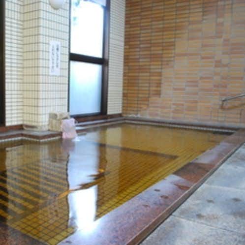 Shirahamaso <Fukui Prefecture> with a spacious tiled indoor bath beneath broad windows.