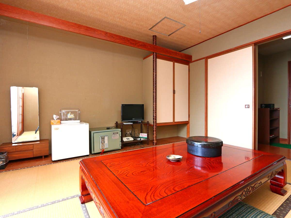 Ginkai with a tatami room with red low table and window.