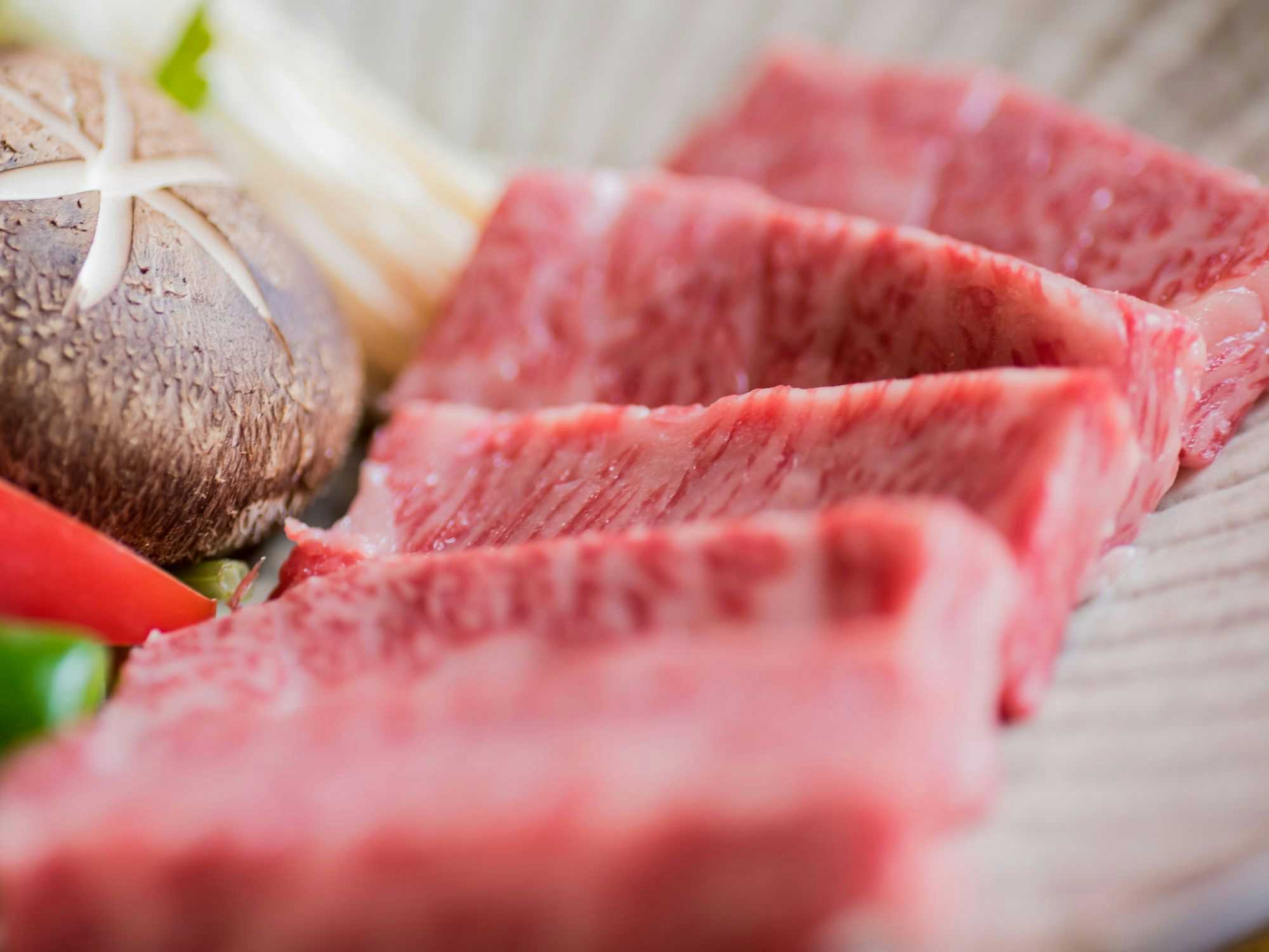 Yufu no Yado Kifuu with thick slices of marbled beef arranged on a timber platter.