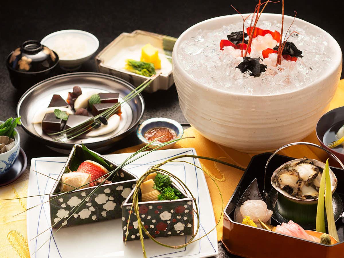 Koto Heian no Yado Kanade with a refined Japanese dinner arranged across elegant tableware.