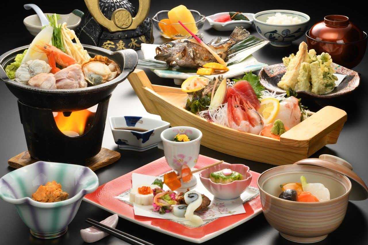 Ajigasawa Onsen Suigun no Yado with a generous seafood dinner with hot pot, sashimi, and tempura.