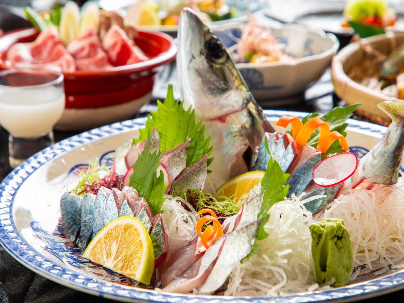 Beppu Kannawa Kunisakisou with fresh sashimi presented with citrus and shredded daikon.