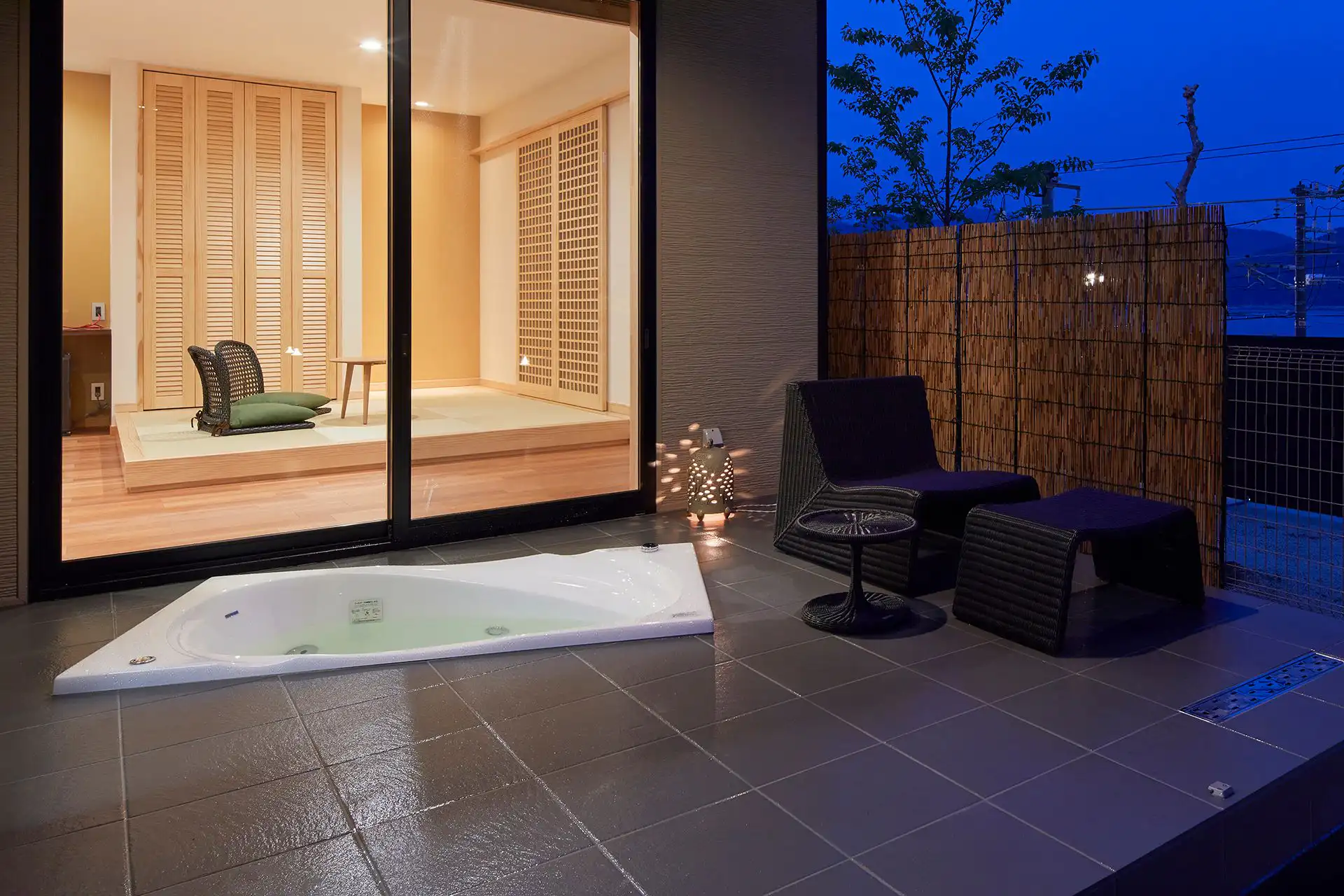 Miyajima Hanare no Yado IBUKU with this scene, where its terrace pairs an open-air bath with an illuminated tatami room.