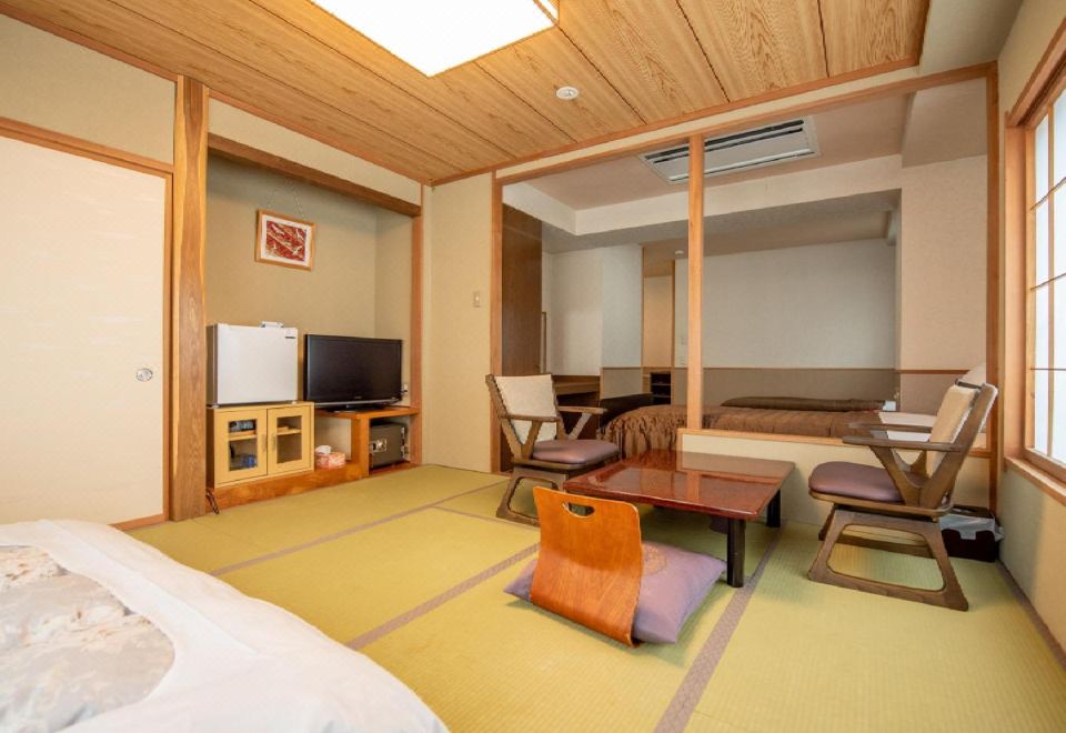 Yudanaka Onsen Ryokan Hakura