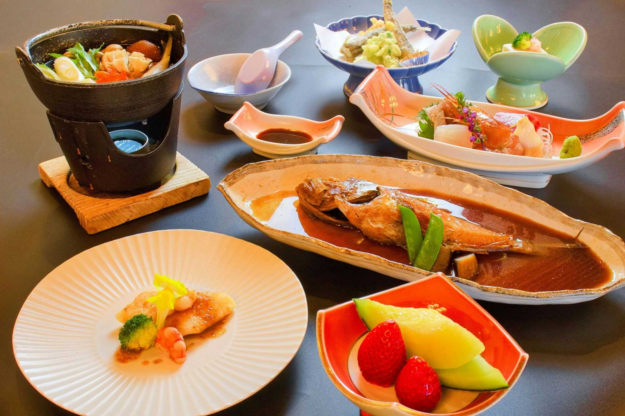 Gyogyosaisai Shunmi no Yado Uosho with a generous seafood dinner centered on a simmered whole fish.
