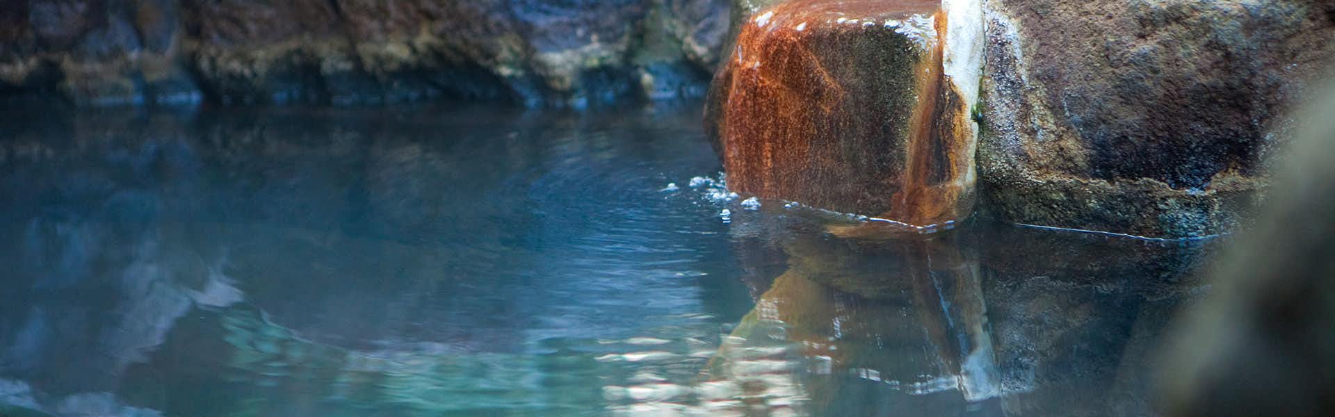 Onyado Yufunoshou close view of blue bath water and a rock spout
