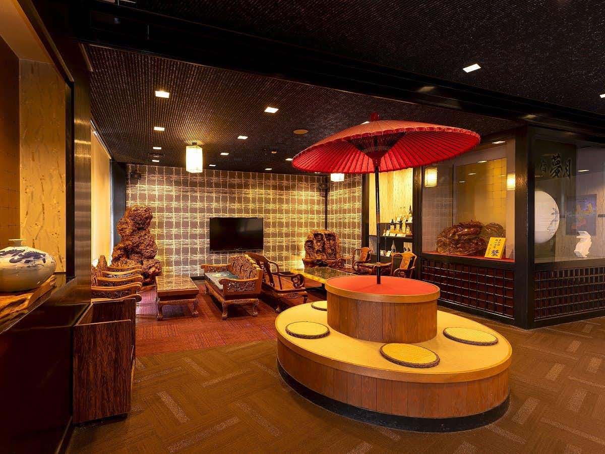Nagomino Yado Mutsuki with a stylish lobby centered on a red paper parasol.