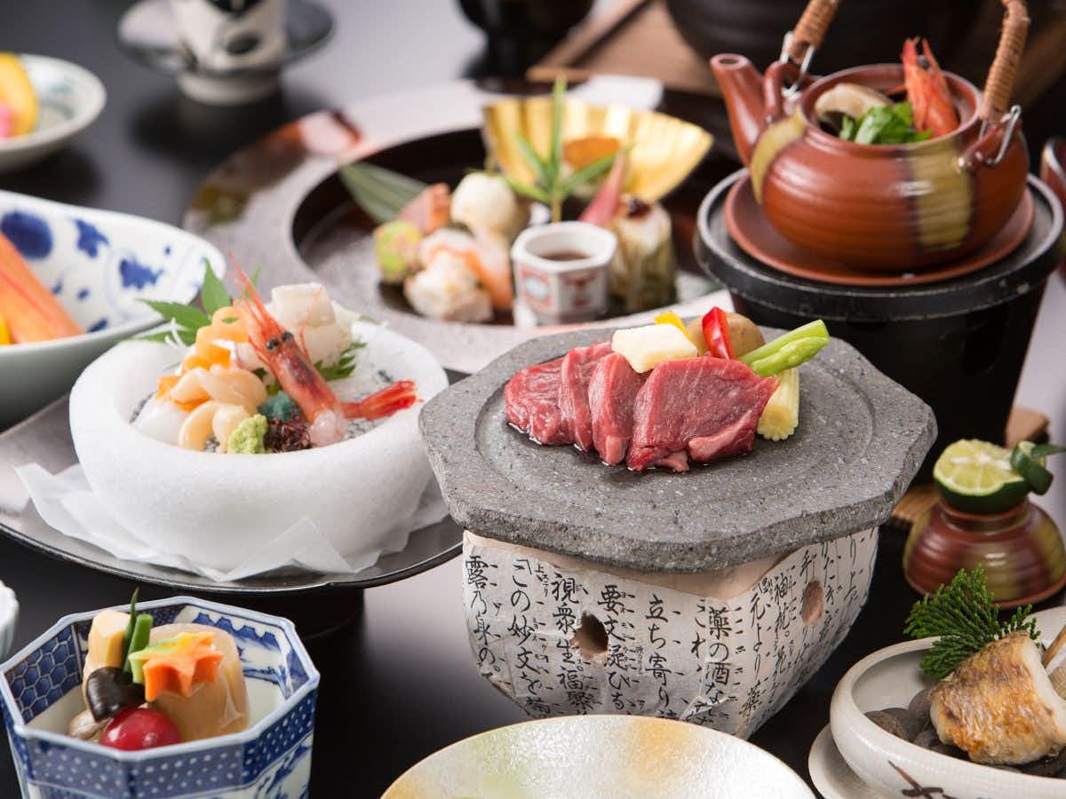 Entaiji-so with a beef and seafood dinner arranged around a tabletop grill.