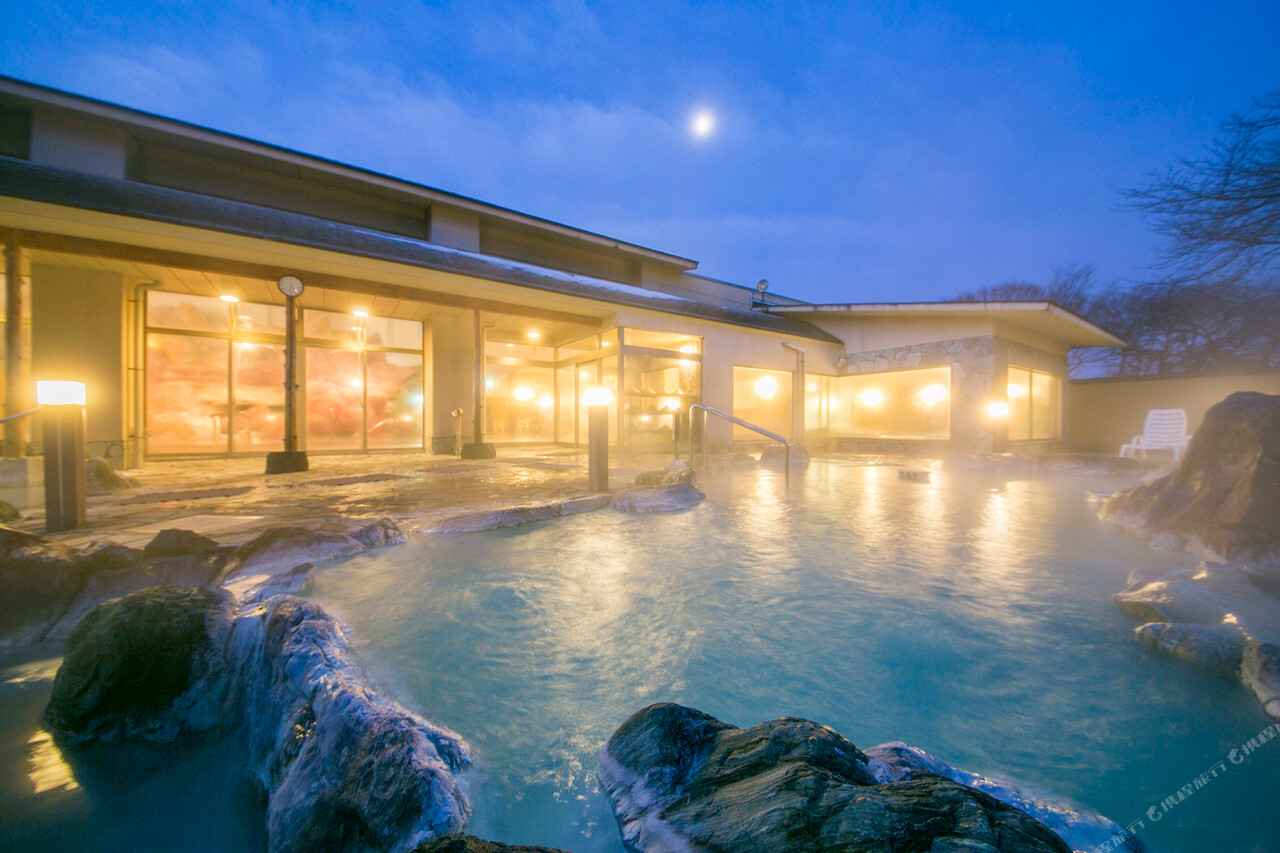 Outdoor bath beside a building.