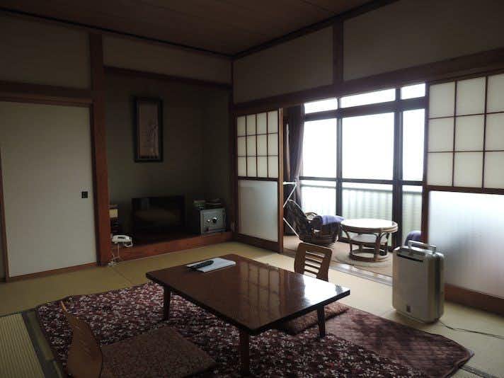 Ikoi Sanso with a traditional tatami room with a low table and window chairs.