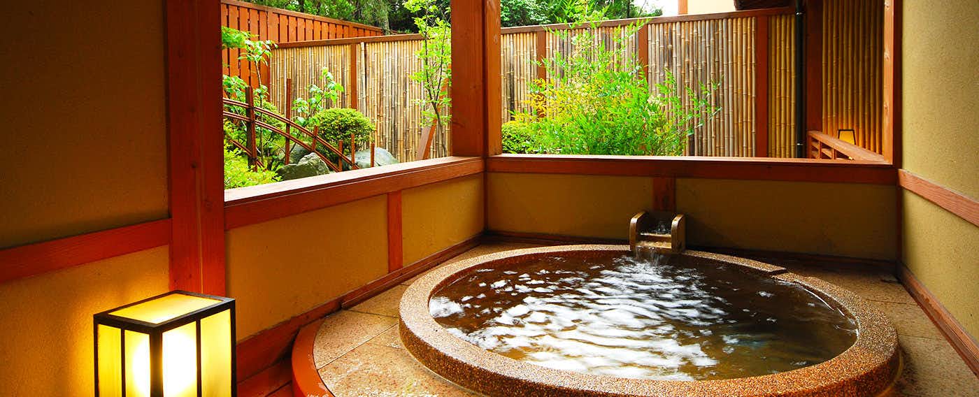 Murakamikan Yuden with a private round bath beside garden windows.