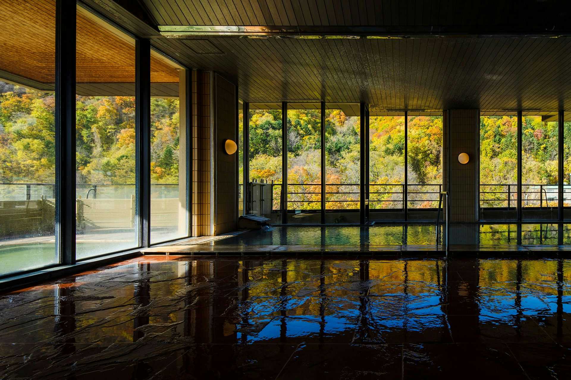 HanaMOMIJI with an indoor mineral bath reflecting vivid autumn foliage.