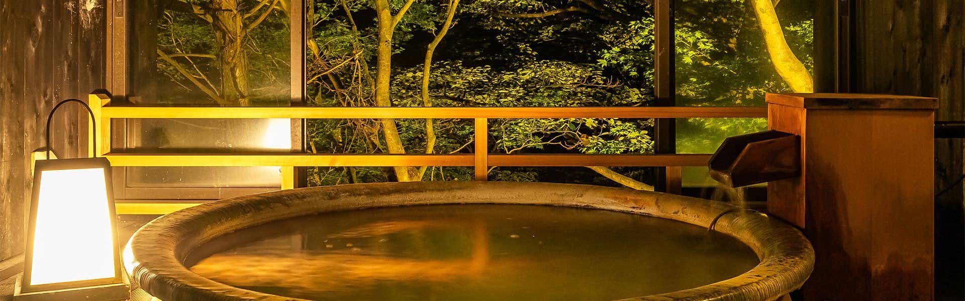 Nagomino no Yado Hanagokoro lantern-lit round bath beside night forest windows