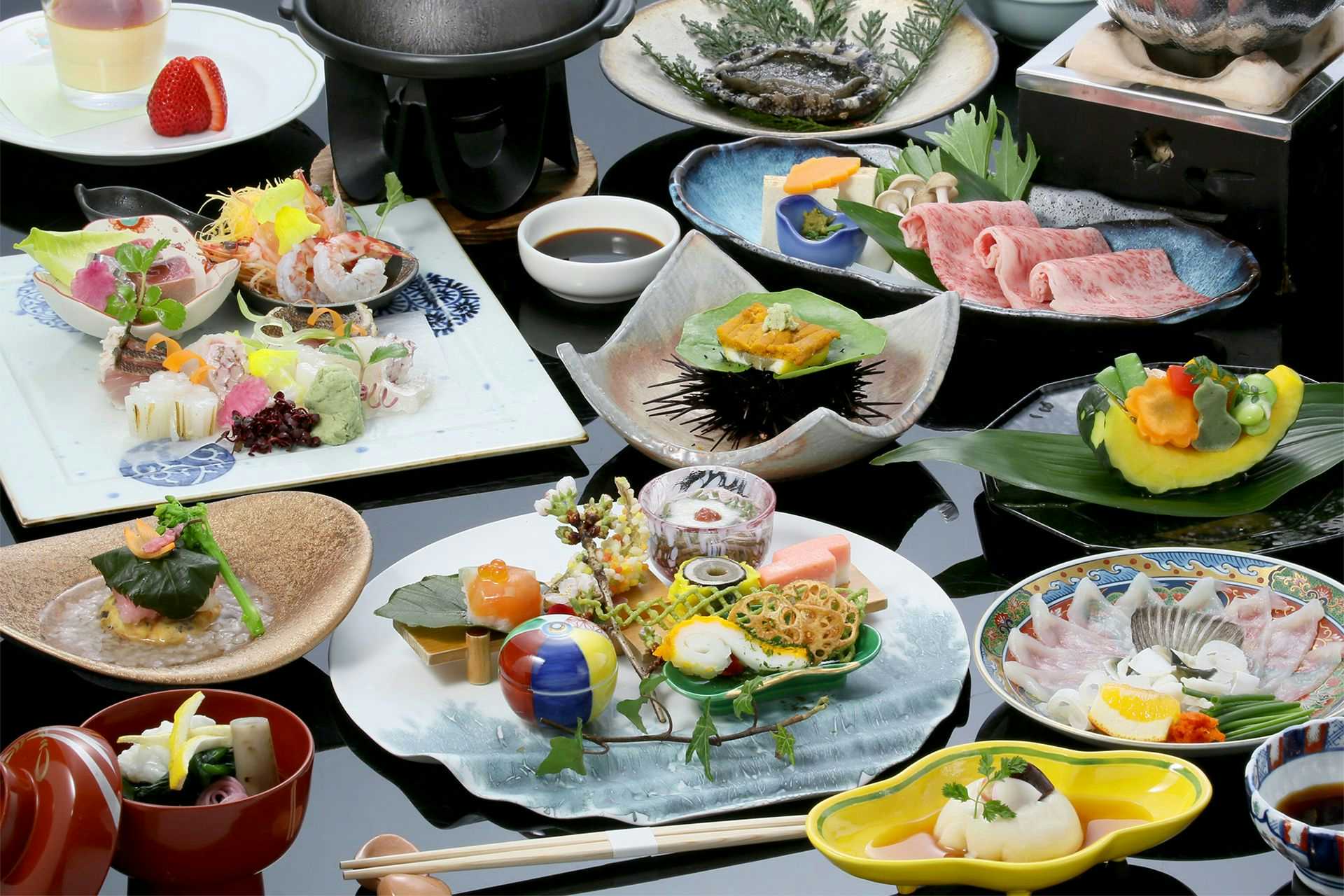 Hagijo Sannomaru Hokumon Yashiki with a refined Japanese dinner arranged across colorful ceramic dishes.
