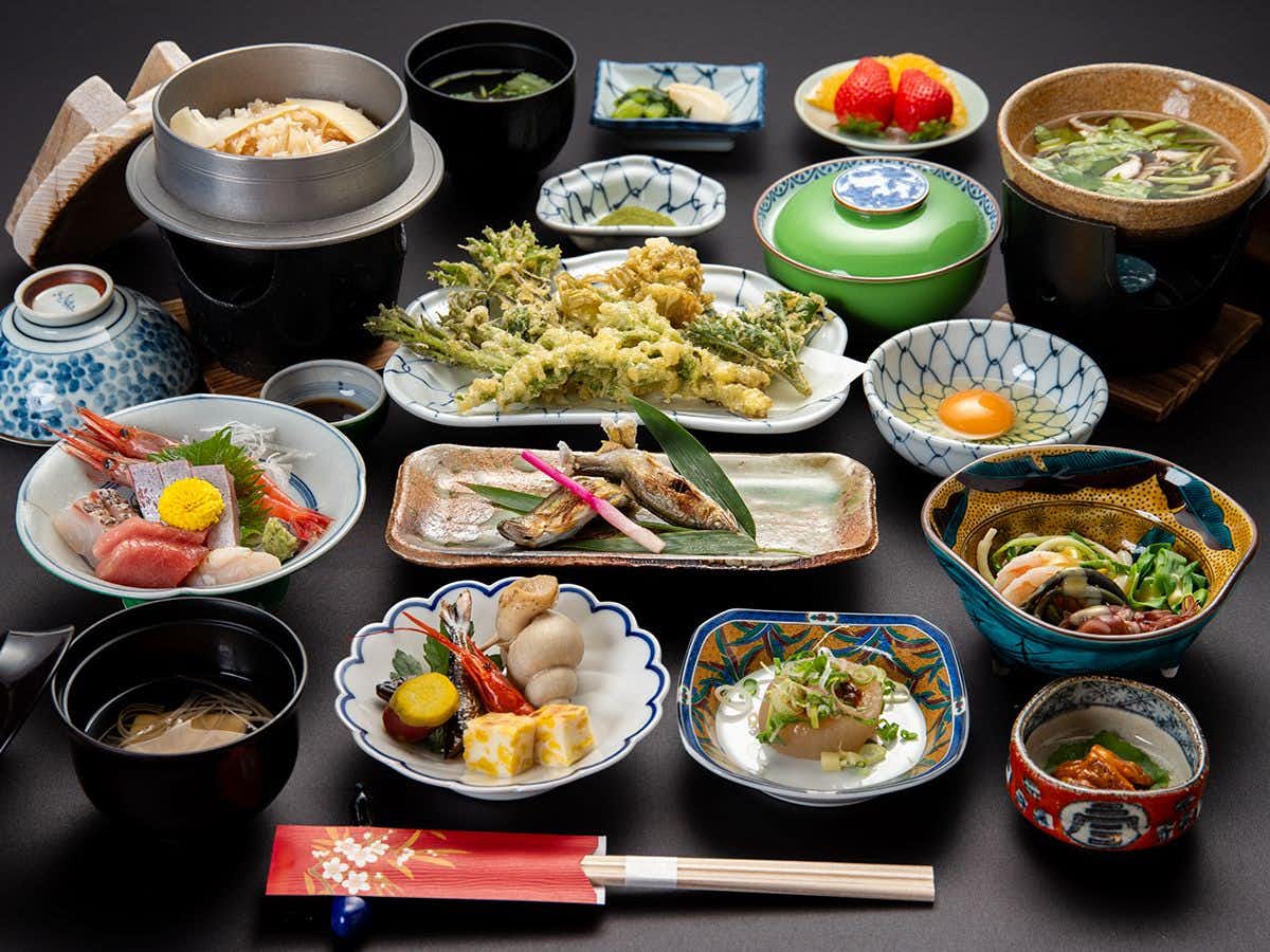 Manjuso Sawada Ryokan large meal spread arranged across bowls, plates and lacquered trays