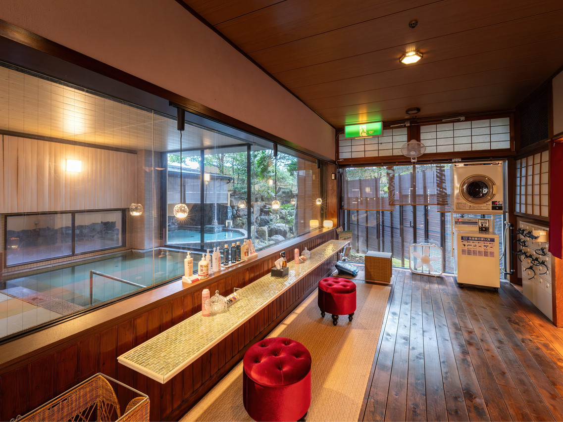 A long wood-lined lounge overlooks the garden.