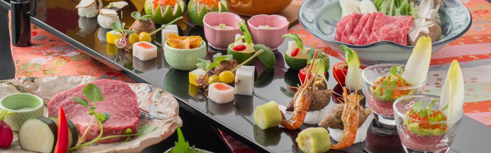 Takimotokan Yukinosato with marbled beef and colorful small dishes arranged for dinner.
