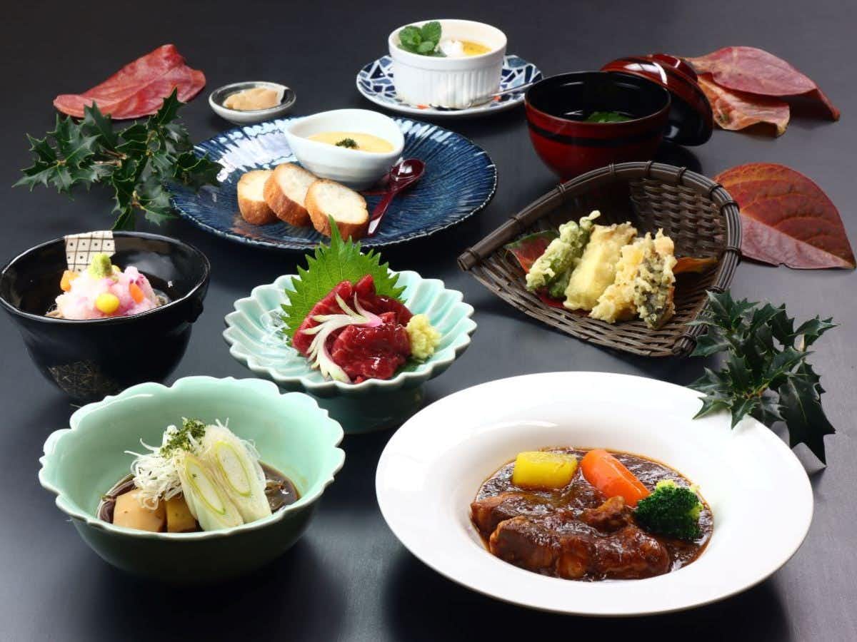 Shimosuwa Onsen Baigetsu with a multi-course dinner arranged across black and white tableware.