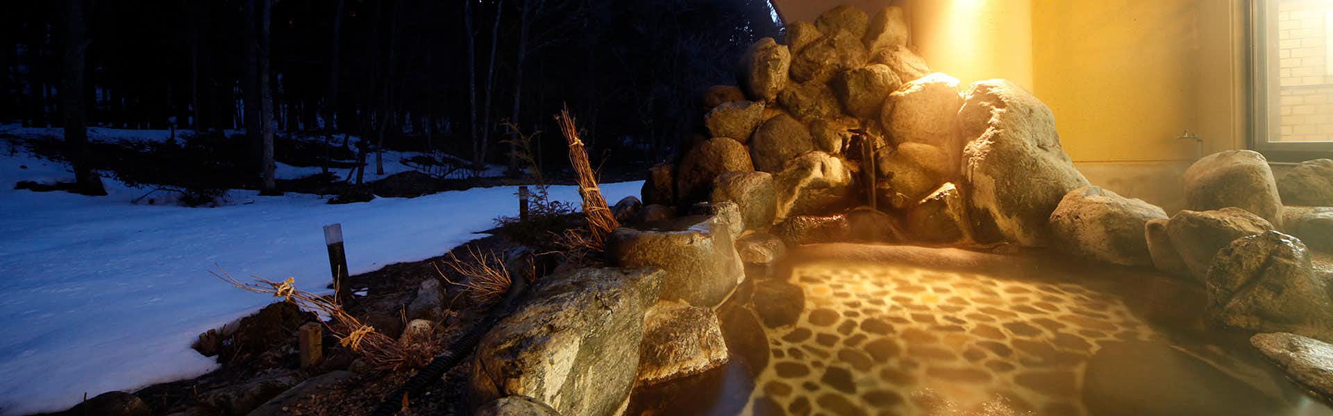Omachi Onsenkyo Shinano no Sato Tokishirazu no Yado Orika with a snowy open-air rock bath glowing beneath warm lights.